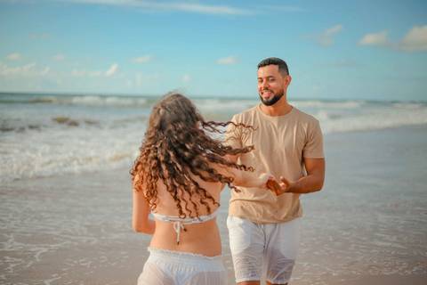 Foto de Praia do Forte Bahia. O que fazer em Praia do Forte Bahia. Fotógrafo de gestante em Imbassaí, especializado em ensaios de gravidez com luz natural no litoral norte da Bahia.'