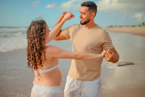 Foto de Praia do Forte Bahia. O que fazer em Praia do Forte Bahia. Fotógrafo de gestante em Imbassaí, especializado em ensaios de gravidez com luz natural no litoral norte da Bahia.'