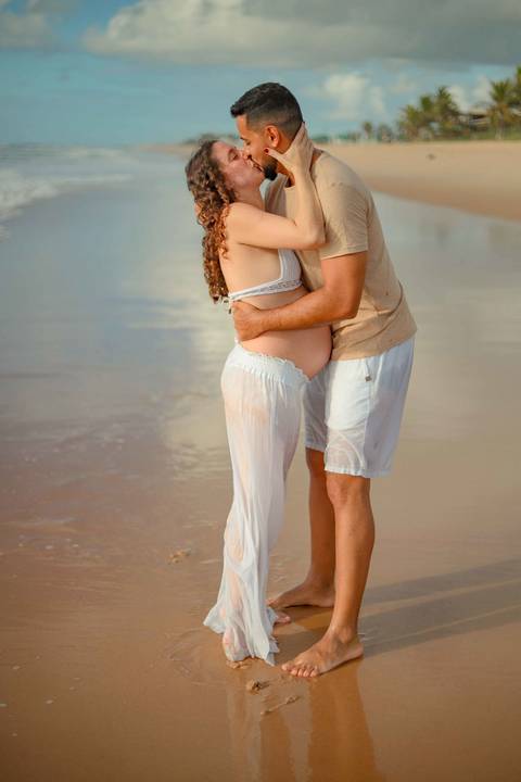 Foto de Praia do Forte Bahia. O que fazer em Praia do Forte Bahia. Ensaio gestacional em destino paradisíaco na Bahia: Imbassaí, ideal para registrar a gravidez com paisagem natural.'