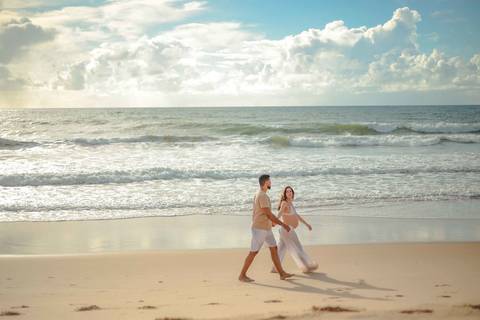 Foto de Praia do Forte Bahia. O que fazer em Praia do Forte Bahia. Ensaio gestacional em destino paradisíaco na Bahia: Imbassaí, ideal para registrar a gravidez com paisagem natural.'