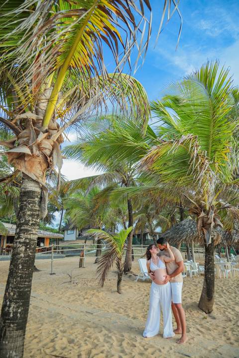 Ensaio gestacional ao nascer do sol em Imbassaí, no encontro do rio com o mar — cenário perfeito para fotografia de gravidez no litoral norte da Bahia.'