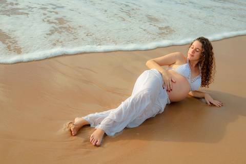 Foto de Praia do Forte Bahia. O que fazer em Praia do Forte Bahia. Ensaio gestacional em destino paradisíaco na Bahia: Imbassaí, ideal para registrar a gravidez com paisagem natural.'