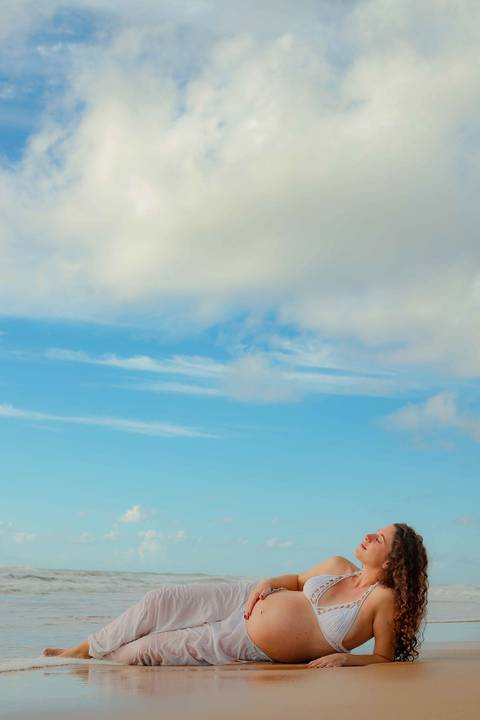 Foto de Praia do Forte Bahia. O que fazer em Praia do Forte Bahia. Ensaio gestacional em destino paradisíaco na Bahia: Imbassaí, ideal para registrar a gravidez com paisagem natural.'