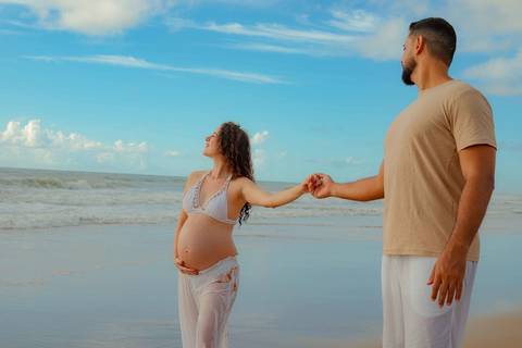 Foto de Praia do Forte Bahia. O que fazer em Praia do Forte Bahia. Ensaio gestacional em destino paradisíaco na Bahia: Imbassaí, ideal para registrar a gravidez com paisagem natural.'
