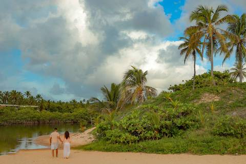Foto de Praia do Forte Bahia. O que fazer em Praia do Forte Bahia. Ensaio gestacional em destino paradisíaco na Bahia: Imbassaí, ideal para registrar a gravidez com paisagem natural.'
