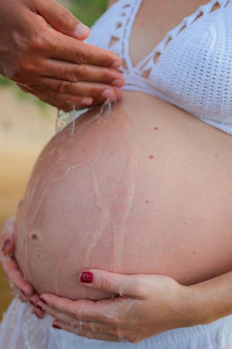 Foto de Praia do Forte Bahia. O que fazer em Praia do Forte Bahia. Ensaio gestacional em destino paradisíaco na Bahia: Imbassaí, ideal para registrar a gravidez com paisagem natural.'