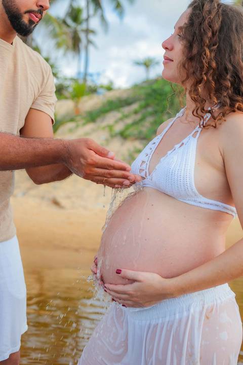 Foto de Praia do Forte Bahia. O que fazer em Praia do Forte Bahia. Ensaio gestacional em destino paradisíaco na Bahia: Imbassaí, ideal para registrar a gravidez com paisagem natural.Fotos de gestante ao nascer do sol em Imbassaí, referência em ensaio gest'