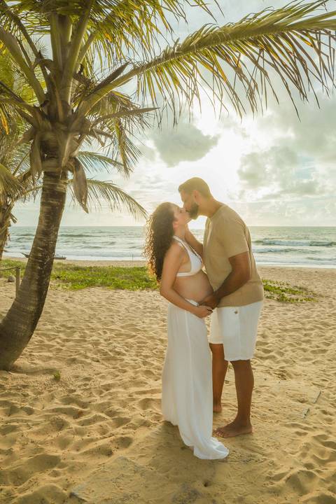 Ensaio gestacional ao nascer do sol em Imbassaí, no encontro do rio com o mar — cenário perfeito para fotografia de gravidez no litoral norte da Bahia.'