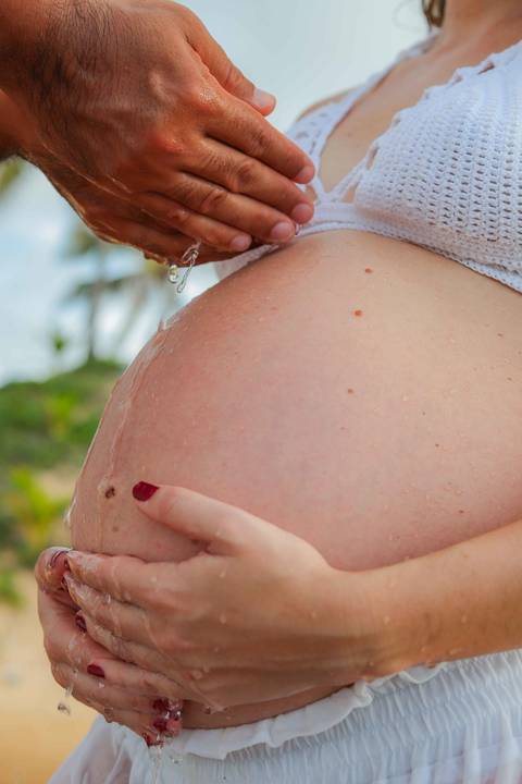 Fotos de gestante ao nascer do sol em Imbassaí, referência em ensaio gestacional no litoral norte da Bahia. Foto de Praia do Forte Bahia. O que fazer em Praia do Forte Bahia. '