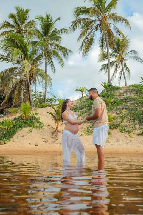 Fotos de gestante ao nascer do sol em Imbassaí, referência em ensaio gestacional no litoral norte da Bahia. Foto de Praia do Forte Bahia. O que fazer em Praia do Forte Bahia. '