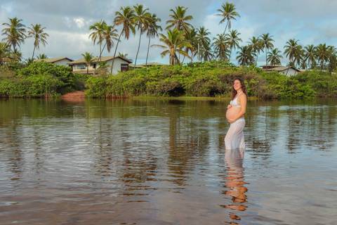 Fotos de gestante ao nascer do sol em Imbassaí, referência em ensaio gestacional no litoral norte da Bahia. Foto de Praia do Forte Bahia. O que fazer em Praia do Forte Bahia. '