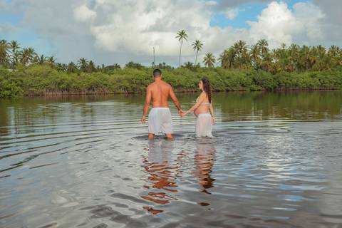 Fotos de gestante ao nascer do sol em Imbassaí, referência em ensaio gestacional no litoral norte da Bahia. Foto de Praia do Forte Bahia. O que fazer em Praia do Forte Bahia. '