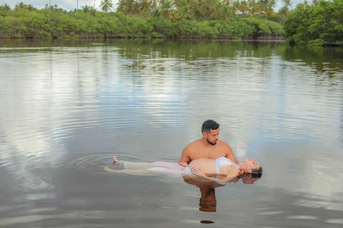 Fotos de gestante ao nascer do sol em Imbassaí, referência em ensaio gestacional no litoral norte da Bahia. Foto de Praia do Forte Bahia. O que fazer em Praia do Forte Bahia. '