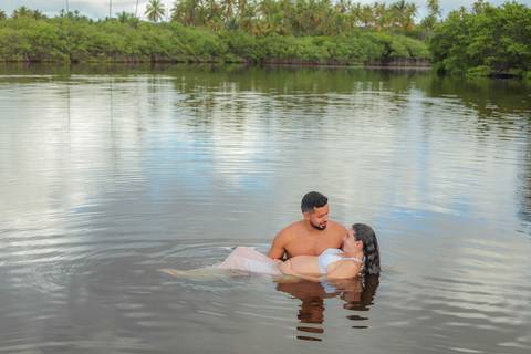 Fotos de gestante ao nascer do sol em Imbassaí, referência em ensaio gestacional no litoral norte da Bahia. Foto de Praia do Forte Bahia. O que fazer em Praia do Forte Bahia. '