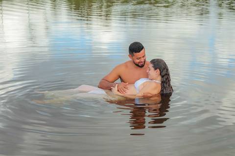 Fotos de gestante ao nascer do sol em Imbassaí, referência em ensaio gestacional no litoral norte da Bahia. Foto de Praia do Forte Bahia. O que fazer em Praia do Forte Bahia. '