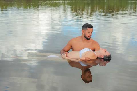 Fotos de gestante ao nascer do sol em Imbassaí, referência em ensaio gestacional no litoral norte da Bahia. Foto de Praia do Forte Bahia. O que fazer em Praia do Forte Bahia. '