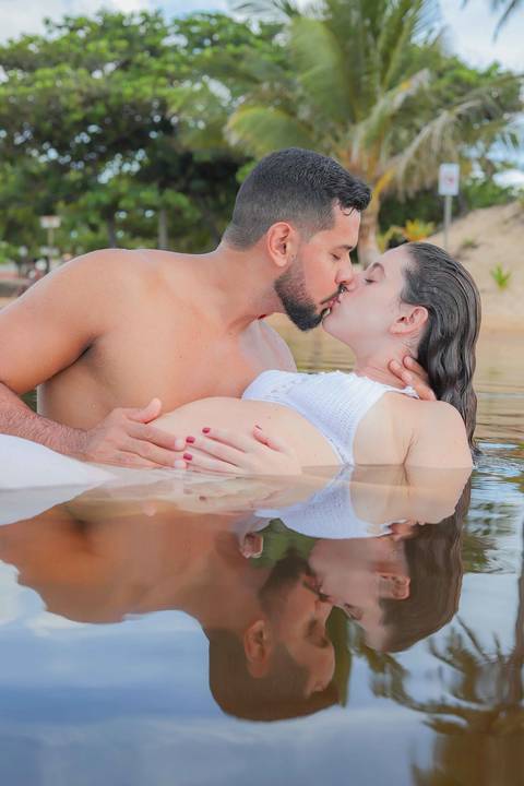 Fotos de gestante ao nascer do sol em Imbassaí, referência em ensaio gestacional no litoral norte da Bahia. Foto de Praia do Forte Bahia. O que fazer em Praia do Forte Bahia. '