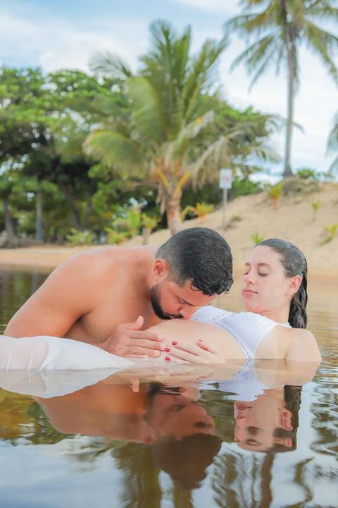 Fotos de gestante ao nascer do sol em Imbassaí, referência em ensaio gestacional no litoral norte da Bahia. Foto de Praia do Forte Bahia. O que fazer em Praia do Forte Bahia. '