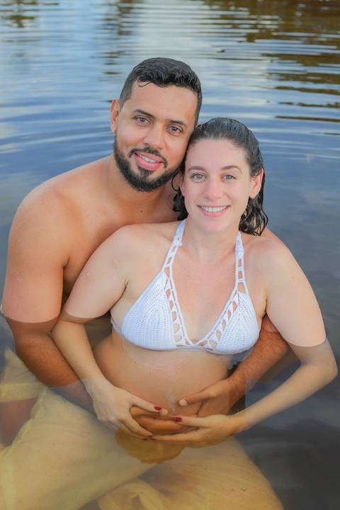 Fotos de gestante ao nascer do sol em Imbassaí, referência em ensaio gestacional no litoral norte da Bahia. Foto de Praia do Forte Bahia. O que fazer em Praia do Forte Bahia. '