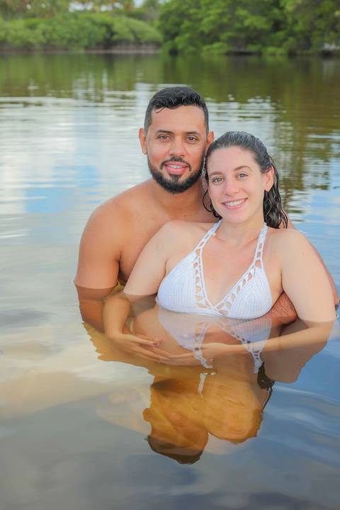 Fotos de gestante ao nascer do sol em Imbassaí, referência em ensaio gestacional no litoral norte da Bahia. Foto de Praia do Forte Bahia. O que fazer em Praia do Forte Bahia. '