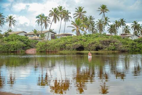 Fotos de gestante ao nascer do sol em Imbassaí, referência em ensaio gestacional no litoral norte da Bahia. Foto de Praia do Forte Bahia. O que fazer em Praia do Forte Bahia. '