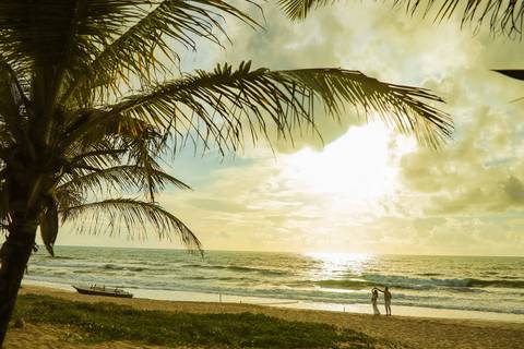 Ensaio gestacional ao nascer do sol em Imbassaí, no encontro do rio com o mar — cenário perfeito para fotografia de gravidez no litoral norte da Bahia.'