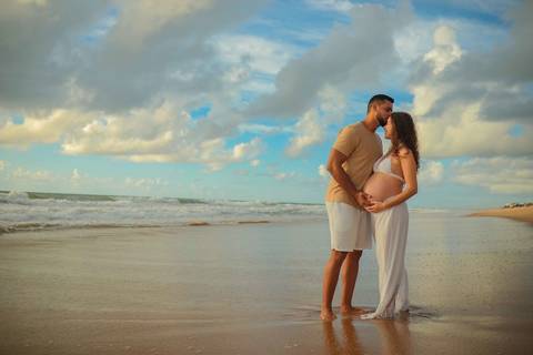 Ensaio gestacional ao nascer do sol em Imbassaí, no encontro do rio com o mar — cenário perfeito para fotografia de gravidez no litoral norte da Bahia.'