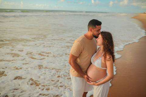 Ensaio gestacional ao nascer do sol em Imbassaí, no encontro do rio com o mar — cenário perfeito para fotografia de gravidez no litoral norte da Bahia.'