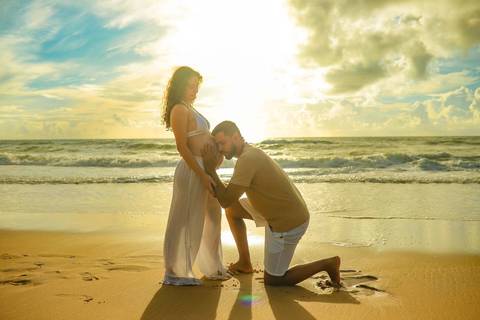 Fotografia de gestante em Imbassaí, com luz natural e paisagem paradisíaca, ideal para quem busca ensaio gestacional na Bahia.'