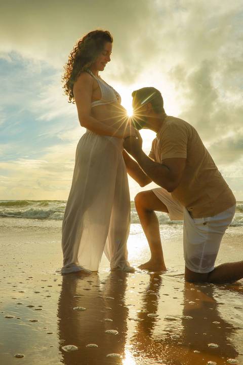 Fotografia de gestante em Imbassaí, com luz natural e paisagem paradisíaca, ideal para quem busca ensaio gestacional na Bahia.'