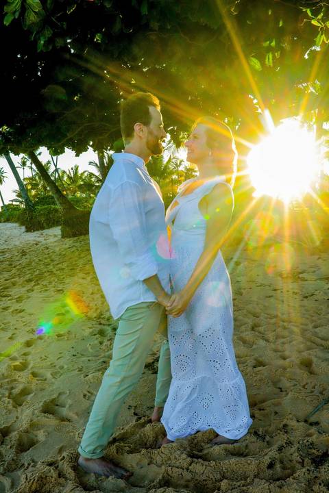 Fabíola e Felipe trocando alianças ao pôr do sol na Praia do Forte, em um elopement wedding intimista à beira-mar, com luz dourada e atmosfera romântica. O que fazer em Praia do Forte Bahia, Fotógrafo em PRAIA DO FORTE BAHIA, WALDYR LANTYER'