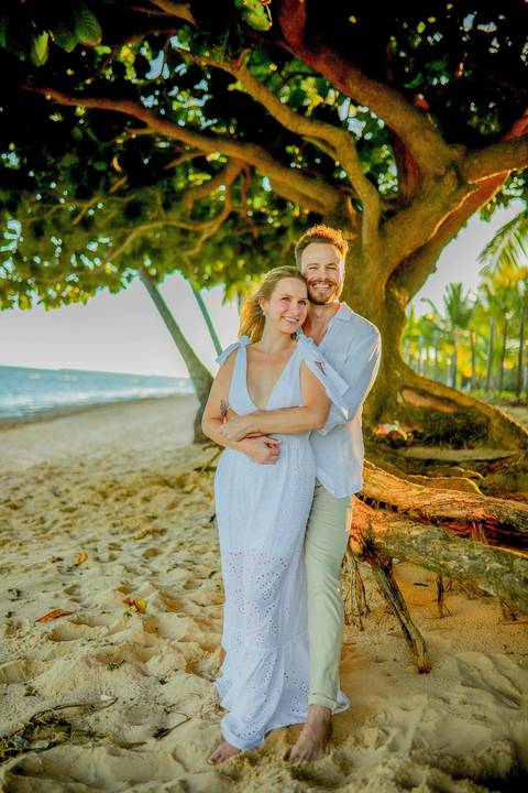 Fabíola e Felipe trocando alianças ao pôr do sol na Praia do Forte, em um elopement wedding intimista à beira-mar, com luz dourada e atmosfera romântica. O que fazer em Praia do Forte Bahia, Fotógrafo em PRAIA DO FORTE BAHIA, WALDYR LANTYER'