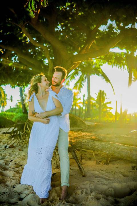 Fabíola e Felipe trocando alianças ao pôr do sol na Praia do Forte, em um elopement wedding intimista à beira-mar, com luz dourada e atmosfera romântica. O que fazer em Praia do Forte Bahia, Fotógrafo em PRAIA DO FORTE BAHIA, WALDYR LANTYER'