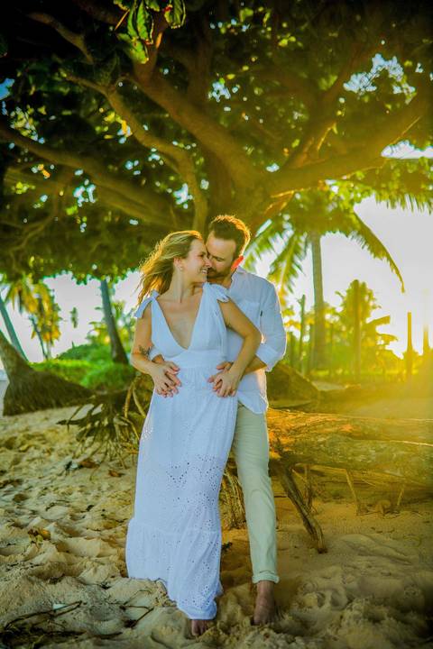Fabíola e Felipe trocando alianças ao pôr do sol na Praia do Forte, em um elopement wedding intimista à beira-mar, com luz dourada e atmosfera romântica. O que fazer em Praia do Forte Bahia, Fotógrafo em PRAIA DO FORTE BAHIA, WALDYR LANTYER'