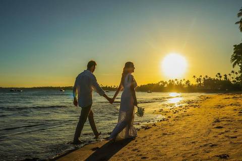 Fabíola e Felipe trocando alianças ao pôr do sol na Praia do Forte, em um elopement wedding intimista à beira-mar, com luz dourada e atmosfera romântica. O que fazer em Praia do Forte Bahia, Fotógrafo em PRAIA DO FORTE BAHIA, WALDYR LANTYER'