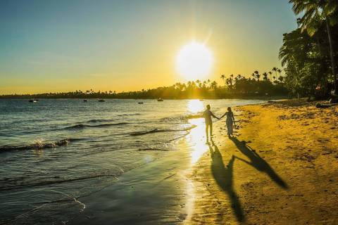 Fabíola e Felipe trocando alianças ao pôr do sol na Praia do Forte, em um elopement wedding intimista à beira-mar, com luz dourada e atmosfera romântica. O que fazer em Praia do Forte Bahia, Fotógrafo em PRAIA DO FORTE BAHIA, WALDYR LANTYER'