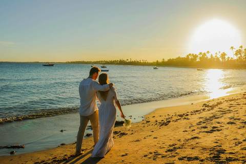 O que fazer em Praia do Forte Bahia, Fotógrafo em PRAIA DO FORTE BAHIA, WALDYR LANTYER Noivos caminhando na areia da Praia do Forte durante o pôr do sol, celebrando um casamento intimista na praia na Bahia.'