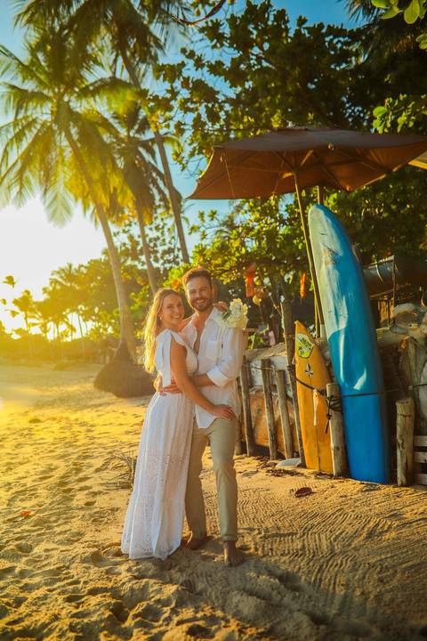 O que fazer em Praia do Forte Bahia, Fotógrafo em PRAIA DO FORTE BAHIA, WALDYR LANTYER Noivos caminhando na areia da Praia do Forte durante o pôr do sol, celebrando um casamento intimista na praia na Bahia.'