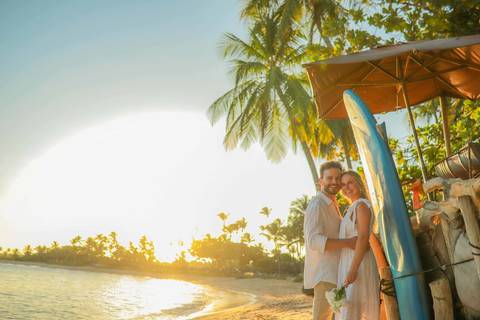 O que fazer em Praia do Forte Bahia, Fotógrafo em PRAIA DO FORTE BAHIA, WALDYR LANTYER Noivos caminhando na areia da Praia do Forte durante o pôr do sol, celebrando um casamento intimista na praia na Bahia.'
