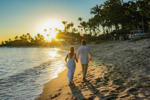 O que fazer em Praia do Forte Bahia, Fotógrafo em PRAIA DO FORTE BAHIA, WALDYR LANTYER Noivos caminhando na areia da Praia do Forte durante o pôr do sol, celebrando um casamento intimista na praia na Bahia.'