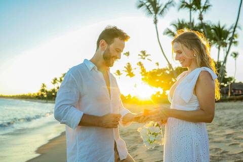 O que fazer em Praia do Forte Bahia, Fotógrafo em PRAIA DO FORTE BAHIA, WALDYR LANTYER Noivos caminhando na areia da Praia do Forte durante o pôr do sol, celebrando um casamento intimista na praia na Bahia.'