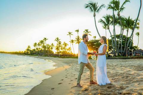 O que fazer em Praia do Forte Bahia, Fotógrafo em PRAIA DO FORTE BAHIA, WALDYR LANTYER Noivos caminhando na areia da Praia do Forte durante o pôr do sol, celebrando um casamento intimista na praia na Bahia.'
