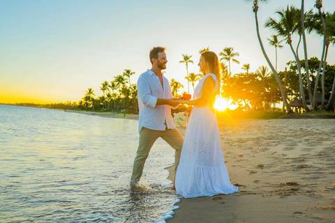 O que fazer em Praia do Forte Bahia, Fotógrafo em PRAIA DO FORTE BAHIA, WALDYR LANTYER Noivos caminhando na areia da Praia do Forte durante o pôr do sol, celebrando um casamento intimista na praia na Bahia.'