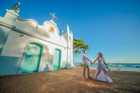 Fabíola e Felipe trocando alianças ao pôr do sol na Praia do Forte, em um elopement wedding intimista à beira-mar, com luz dourada e atmosfera romântica. O que fazer em Praia do Forte Bahia, Fotógrafo em PRAIA DO FORTE BAHIA, WALDYR LANTYER'