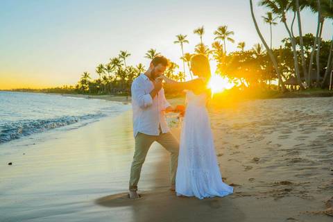 O que fazer em Praia do Forte Bahia, Fotógrafo em PRAIA DO FORTE BAHIA, WALDYR LANTYER Noivos caminhando na areia da Praia do Forte durante o pôr do sol, celebrando um casamento intimista na praia na Bahia.'