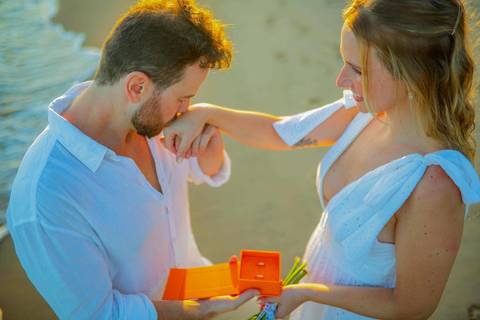 O que fazer em Praia do Forte Bahia, Fotógrafo em PRAIA DO FORTE BAHIA, WALDYR LANTYER Noivos caminhando na areia da Praia do Forte durante o pôr do sol, celebrando um casamento intimista na praia na Bahia.'