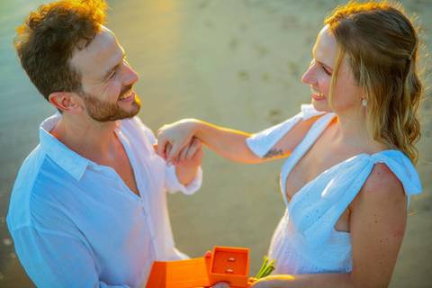 O que fazer em Praia do Forte Bahia, Fotógrafo em PRAIA DO FORTE BAHIA, WALDYR LANTYER Noivos caminhando na areia da Praia do Forte durante o pôr do sol, celebrando um casamento intimista na praia na Bahia.'