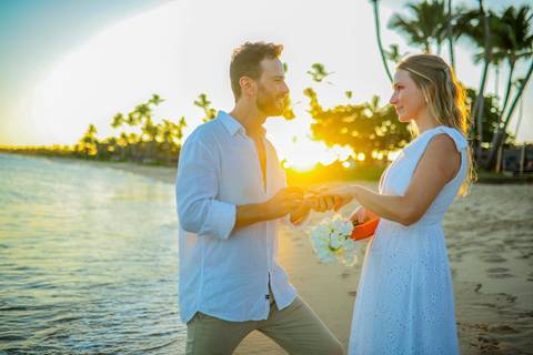 O que fazer em Praia do Forte Bahia, Fotógrafo em PRAIA DO FORTE BAHIA, WALDYR LANTYER Noivos caminhando na areia da Praia do Forte durante o pôr do sol, celebrando um casamento intimista na praia na Bahia.'