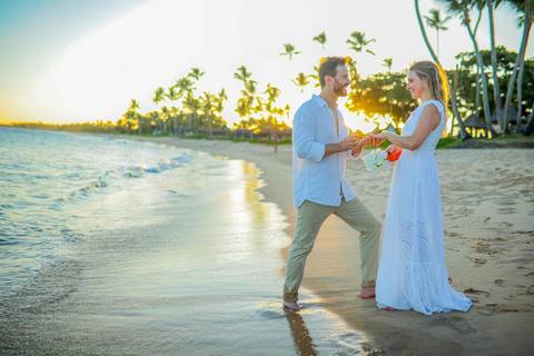 O que fazer em Praia do Forte Bahia, Fotógrafo em PRAIA DO FORTE BAHIA, WALDYR LANTYER Noivos caminhando na areia da Praia do Forte durante o pôr do sol, celebrando um casamento intimista na praia na Bahia.'