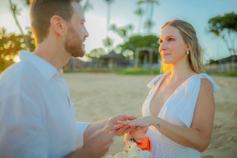 O que fazer em Praia do Forte Bahia, Fotógrafo em PRAIA DO FORTE BAHIA, WALDYR LANTYER Noivos caminhando na areia da Praia do Forte durante o pôr do sol, celebrando um casamento intimista na praia na Bahia.'